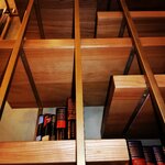 Стеллаж дизайнерский для книг латунь + полки массив ясеня