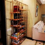 Стеллаж дизайнерский для книг латунь + полки массив ясеня