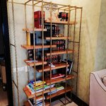 Стеллаж дизайнерский для книг латунь + полки массив ясеня