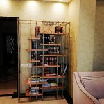 Стеллаж дизайнерский для книг латунь + полки массив ясеня