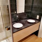 Тумба подвесная со столешницей из камня